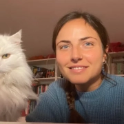 Martina Cecchetti con su gata