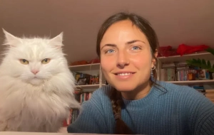 Martina Cecchetti con su gata